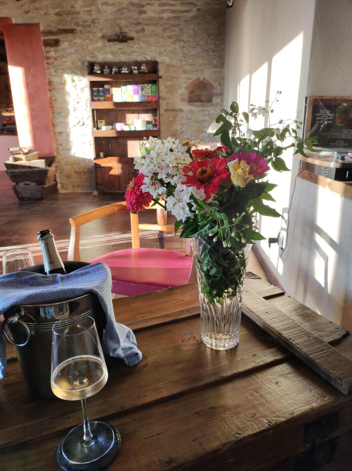 Casa Vecchia Bed&Breakfast Bossolasco Exteriör bild